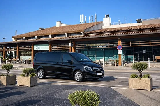 Van Mercedes noir stationné devant le terminal de l’aéroport de Toulon-Hyères.