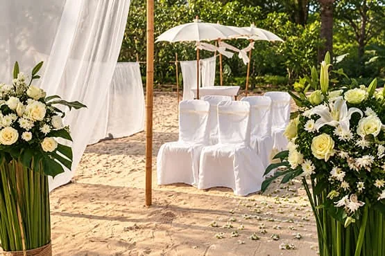 Espace de cérémonie de mariage en plein air, décoré de fleurs blanches.