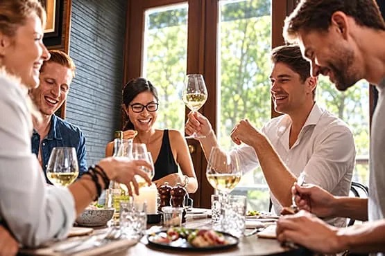 Groupe d’amis partageant un repas au restaurant.