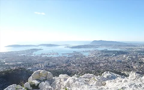 Vue panoramique de Toulon et de sa rade depuis les hauteurs.