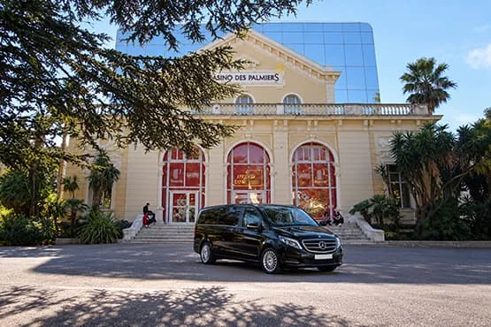 Van Mercedes noir stationné devant le Casino des Palmiers.